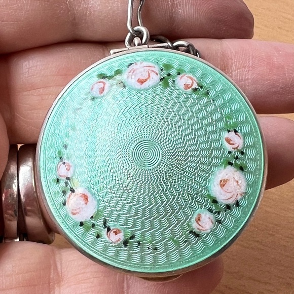 ANTIQUE JAMES BLAKE GREEN GUILLOCHE ENAMEL 925 STERLING COMPACT PILL CHAIN BOX